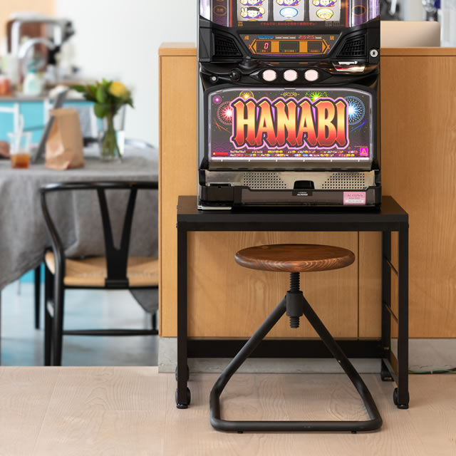Iron stand for you to play comfortably and conveniently.